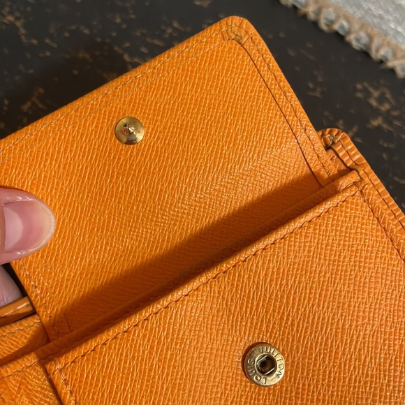 Louis Vuitton creamsicle orange epi leather conpact bifold wallet, like new - Picture 8 of 9